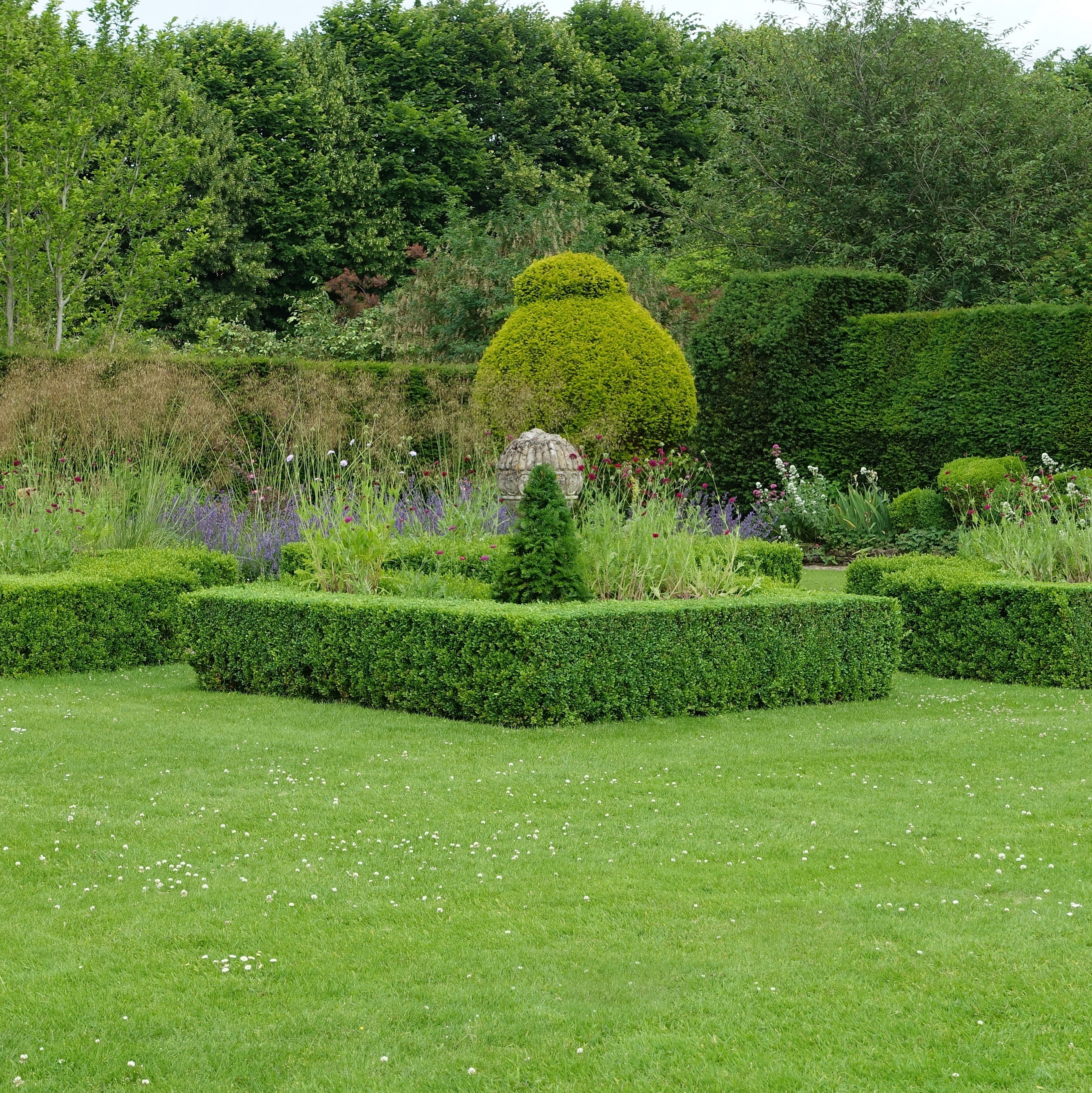 A Formal hedge which benefits from a regular pruning schedule
